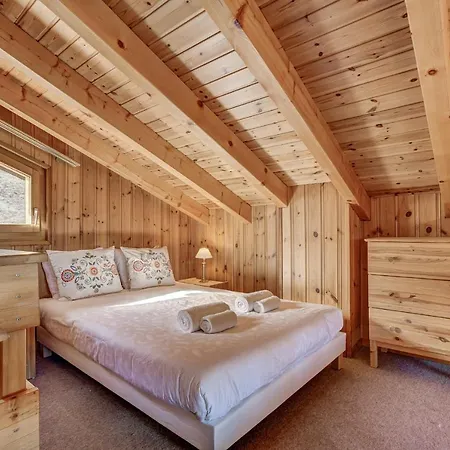 Claire De Soleil Chalet