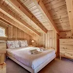 Claire De Soleil Chalet